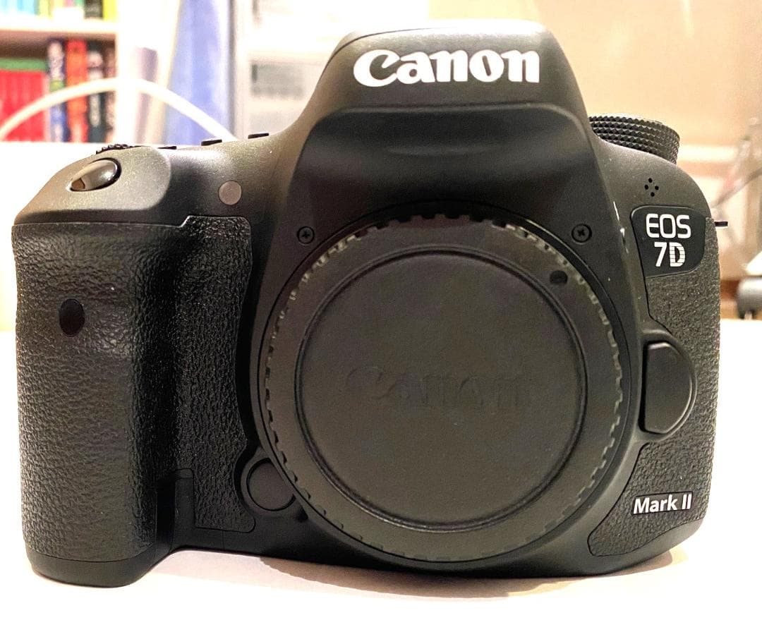 Canon EOS 7D Mark II 本体と付属品（32ＧSDカード他）