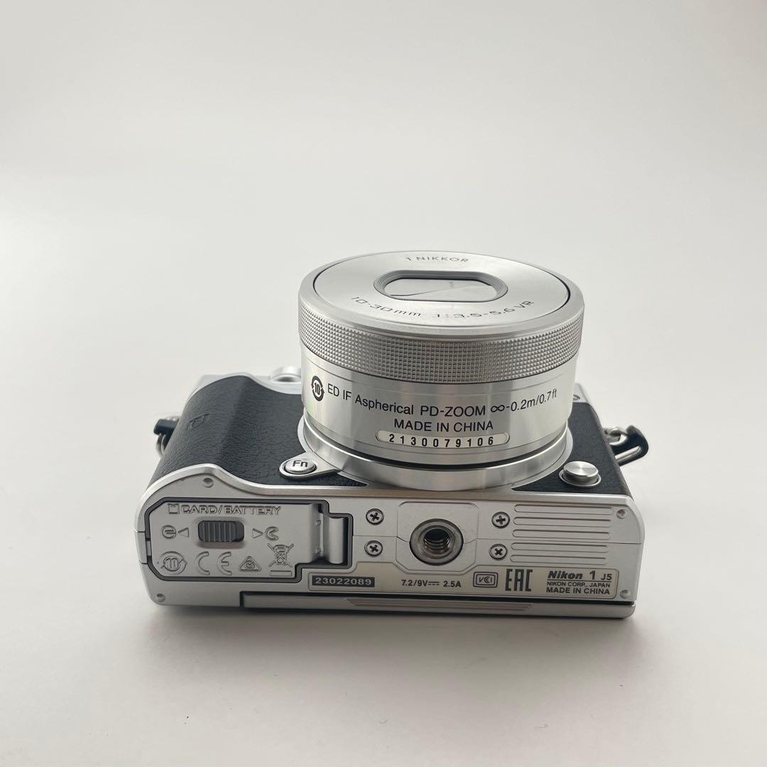 【極上美品・返品保証】Nikon1 J5シルバー 標準レンズキット