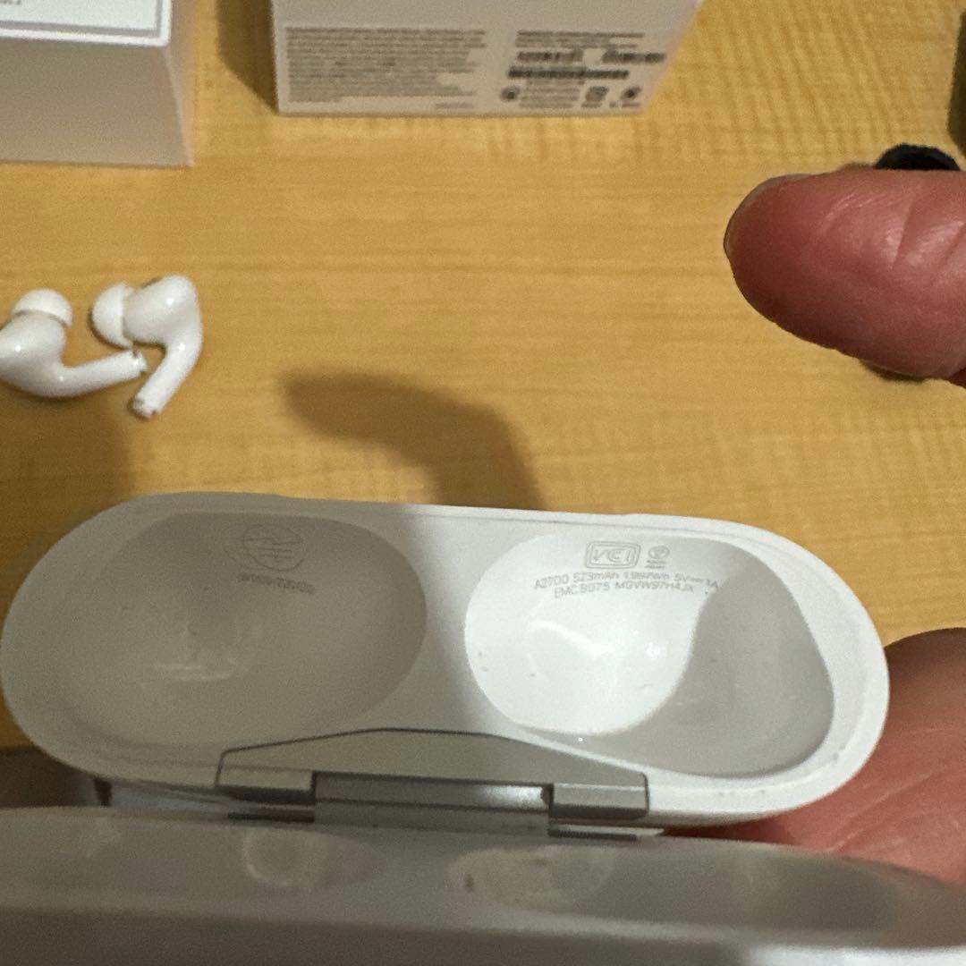 Air pods pro 第二世代　右耳が壊れてます