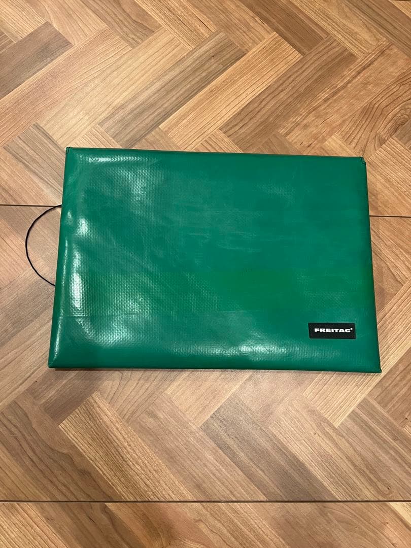 FREITAG 緑　ノートPCケース