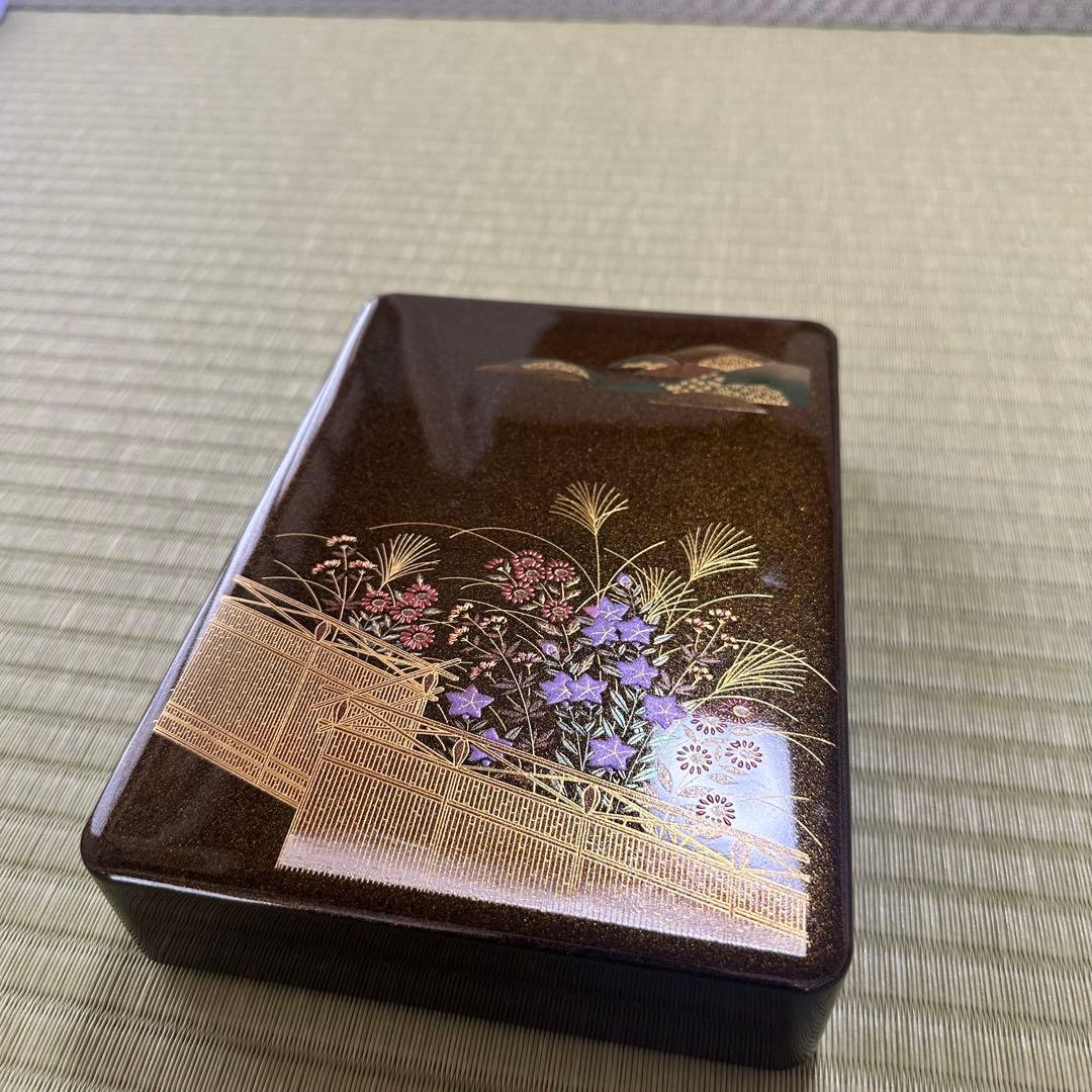【美品】漆器高級箱　小花模様と庭園のデザイン