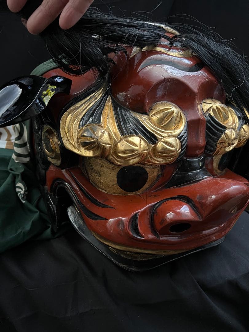 木彫獅子頭 朱漆金彩 幅33cm 獅子舞 神楽面 魔除 縁起物 マント付き