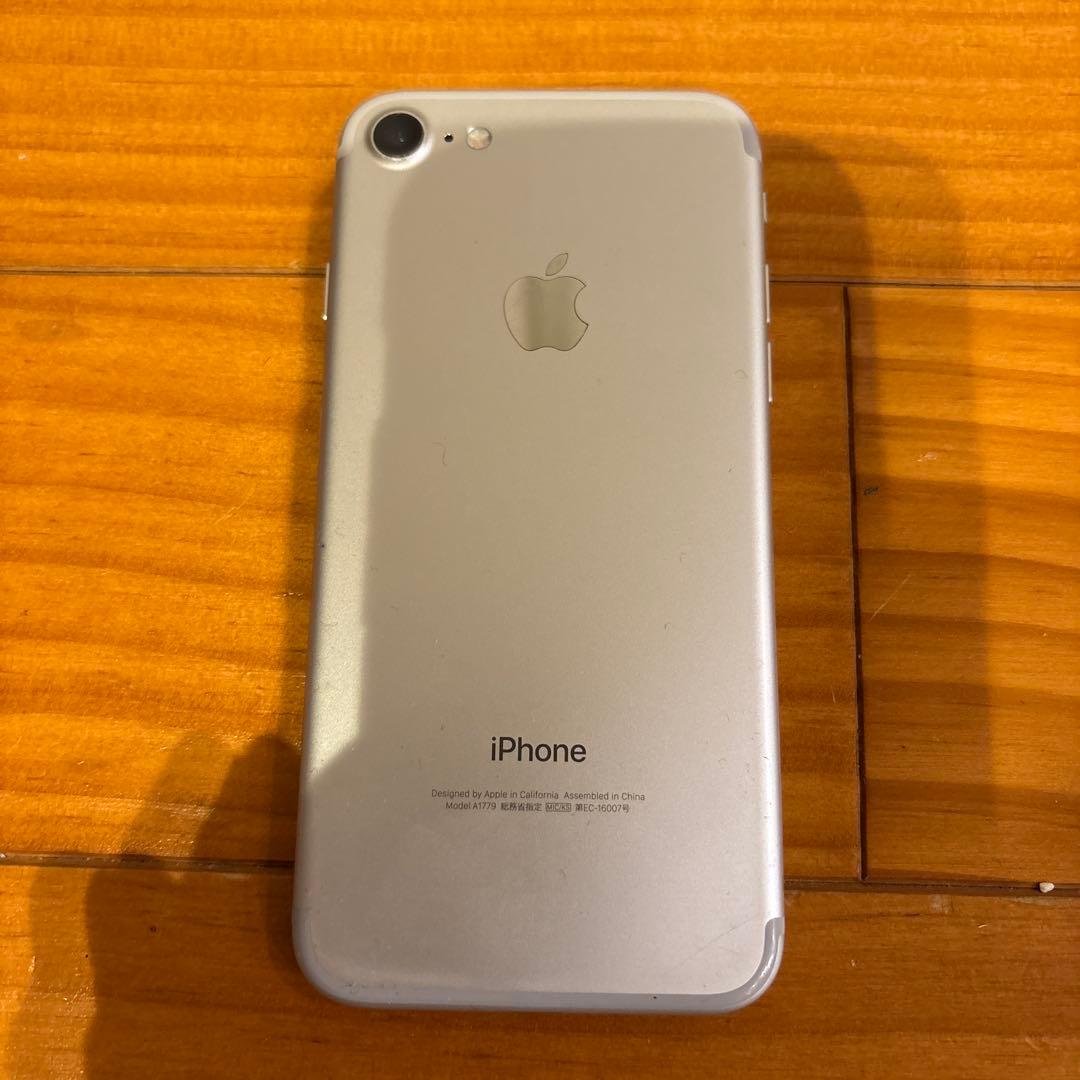Apple iPhone 7 シルバー 本体