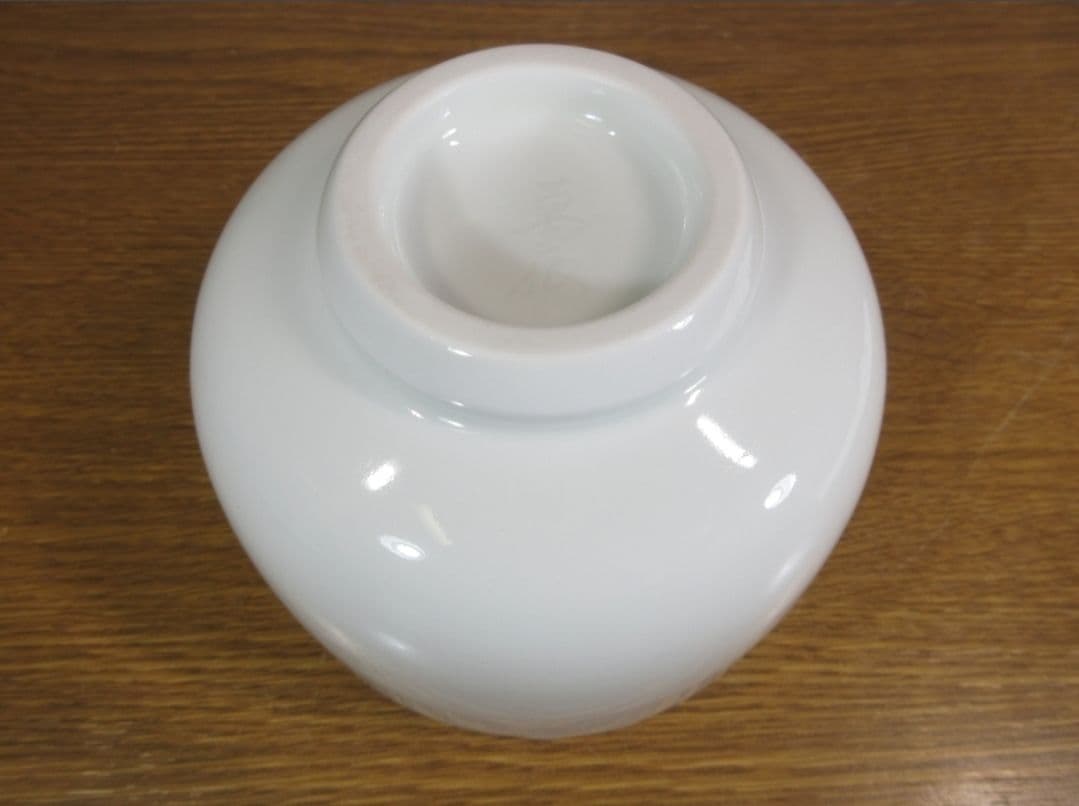 真作保証 井上萬二 本人作 白磁彫文抹茶碗 人間国宝 (酒井田柿右衛門) 茶道具