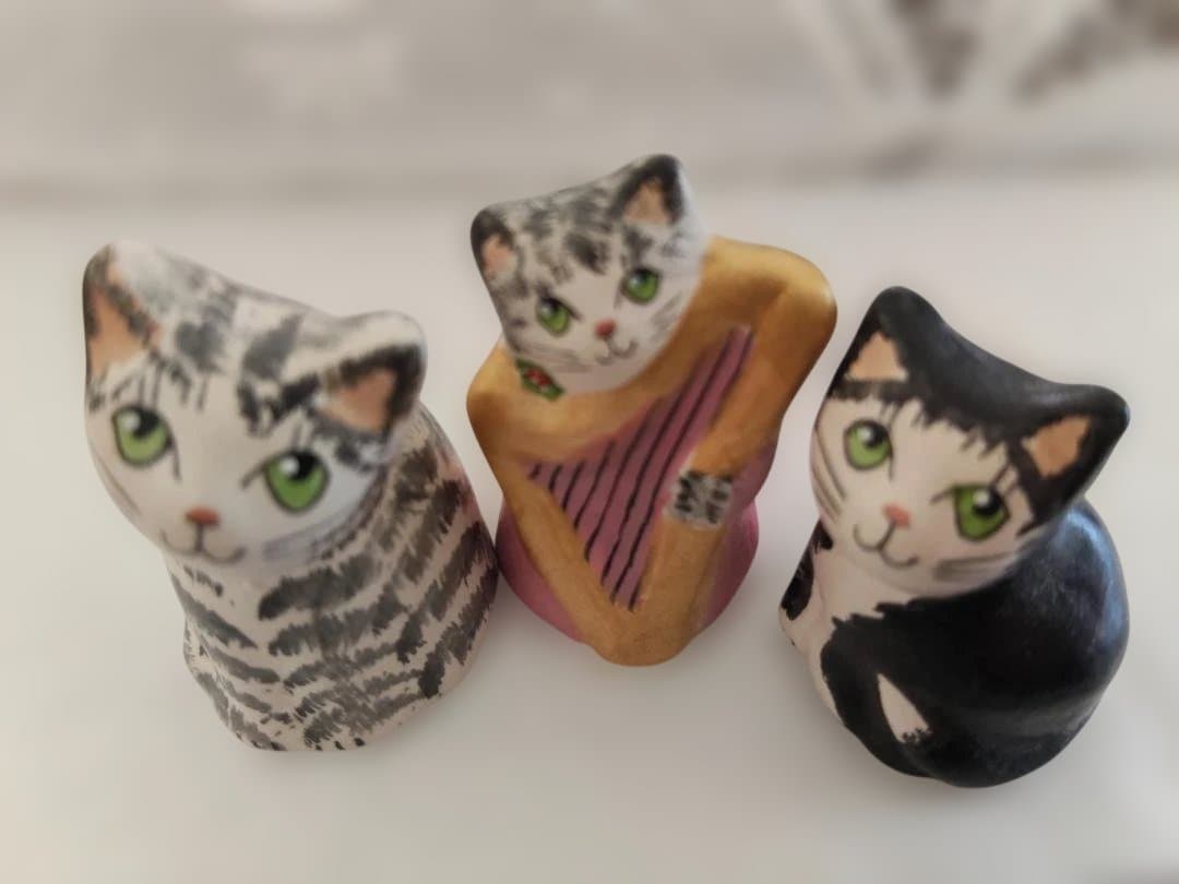 ニャン、猫のフィギュア3体セット、手描き、ヨ−ロツパから