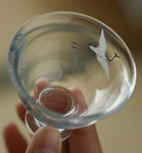 白鶴デザインのガラス茶碗
