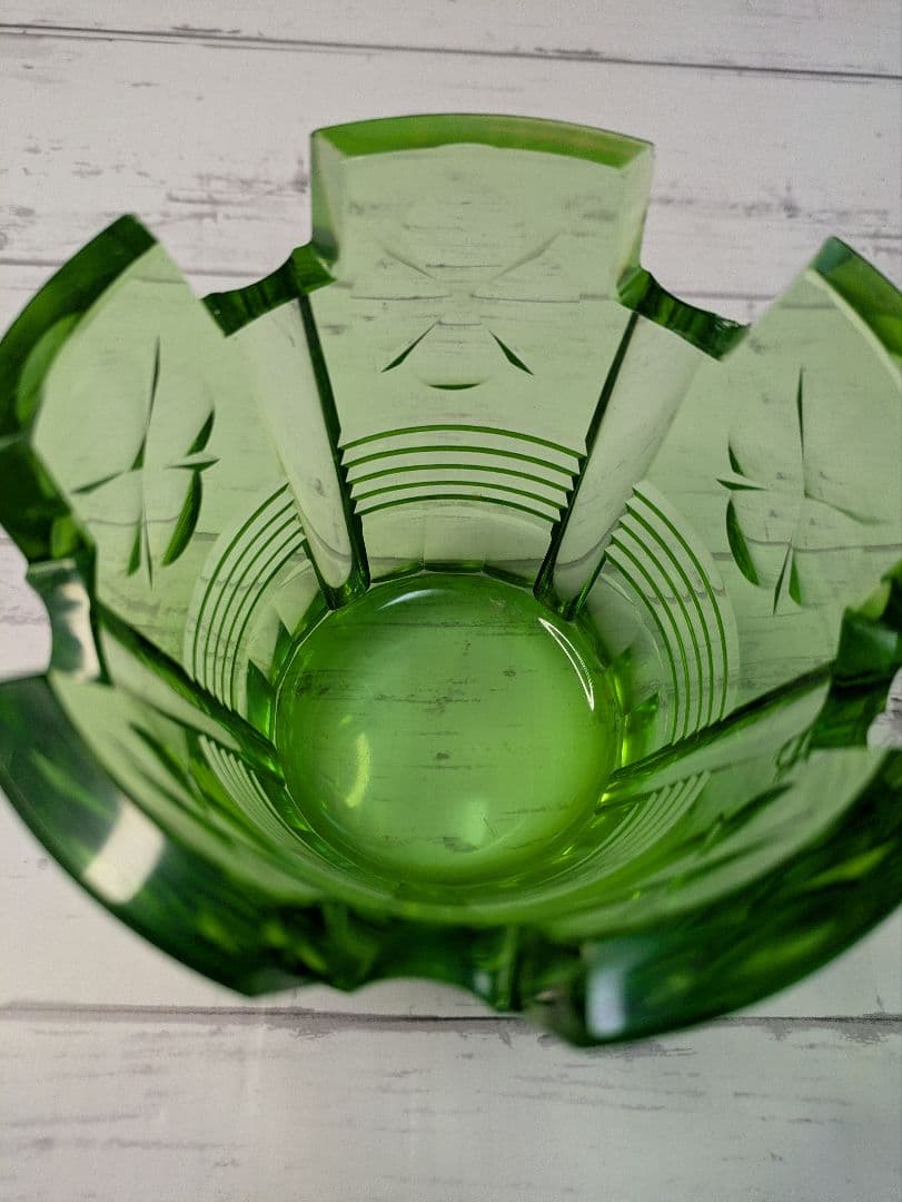 緑色カットガラス器