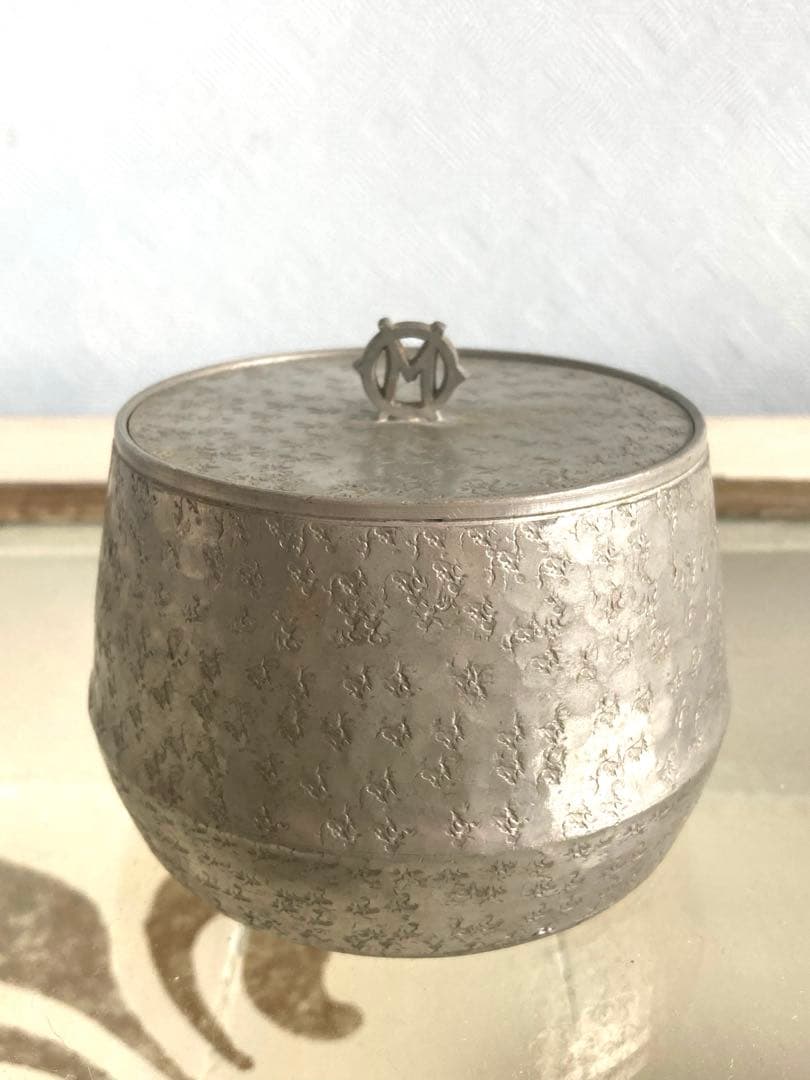 《本錫製 工芸容器｜昭和ヴィンテージ》 重厚な経年美／Mモチーフ蓋・銀肌の表情
