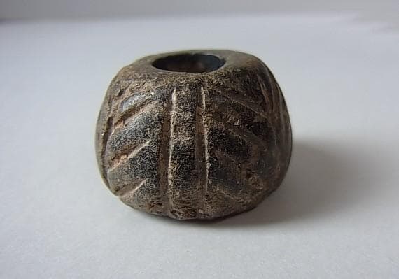 ★J1209★古代石 (114)　3cm バクトリア出土　樹紋様　彫刻石