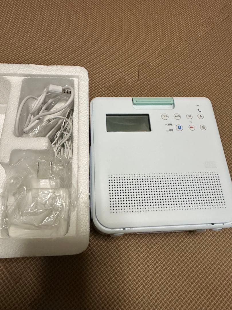 美品　一回使用のみ　TOSHIBA　防水型 SD/CD ラジオ　TY-CB100