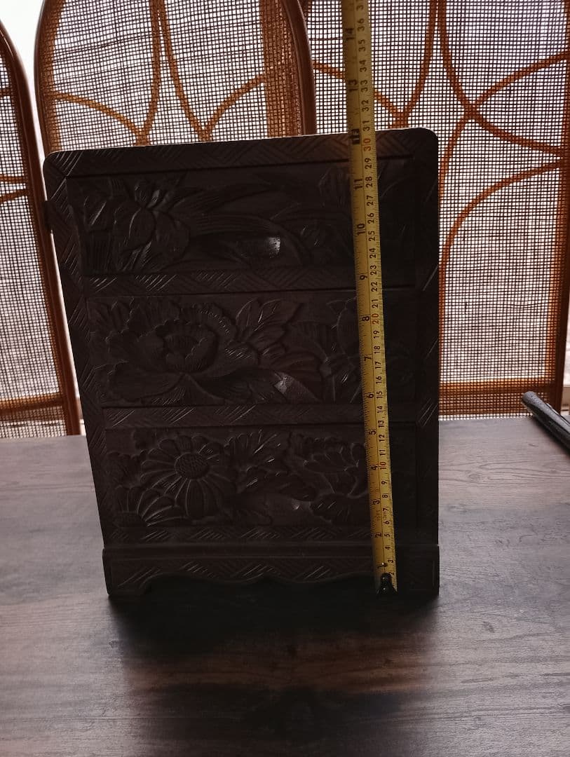 伝統工芸 木彫り 小箪笥 三段 卓上収納 日光彫 軽井沢彫風 牡丹 菖蒲 彫刻